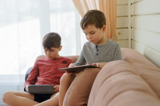 8. Gittii her yerdee Wi-Fi eriimi aryorsa    <br>nternete baml olan ocuklar her yerde evrimii olmak isterler. Bu yzden evden dar ktklarnda srekli internete balanabilecekleri, yani Wi-Fi olan yerlere gitmek isterler. Bu durum bamll besler ve ocuun ev dnda da sosyal yaamdan soyutlanmasna neden olur.