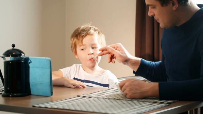 9. Yemek vakitlerini geiriyorsa ya da yemeklerini bilgisayar banda yiyorsa    <br>  ocuklar genelde internetin bandan kalkmak istemedikleri iin yemek yemek istemezler. Ya da yemeklerini bilgisayar banda yemek iin srar ederler. Eer bunu baaramyorlarsa &#8220;Tokum&#8221; diyerek yalana bavurabilirler.