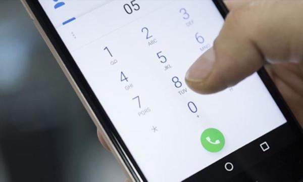 BTK tarafndan, kiilerin haberi olmakszn adna kaytl olan hat ile kullancs farkl hatlarn (ak hat) nne gemek iin ilk olarak 21 Mart 2012'deki Kurul karar ile operatrlere para cezas kesildiini belirten cal, 22 Mays 2012'deki Kurul kararyla da ak hatlarla ilgili sorunun zme kavuturulmas amacyla tedbirlerin 12 ay iinde alnmas iin GSM iletmecilerine sre verildiini hatrlatt.     BTK bnyesindeki Kurul tarafndan "ak hat" da denilen ve habersiz alan hatlara ilikin yeni bir karar alndna dikkati eken cal, yaplan bu dzenlemeye gre, elektronik haberlemeye ynelik aktif tm GSM numaralarna, "adna abonelik ilemi yapldna ve bilgisi dnda ise 'xxx' iletmecisine mracaat etmesi" ynnde "yasal uyar" balyla ksa mesaj gnderileceini ifade etti.