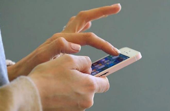 "UYGULAMA 2 TEMMUZ'DA BALAYACAK"    Sz konusu uygulamann 2 Temmuz itibaryla balayacan vurgulayan cal, "Getirilen bu dzenlemeyle ayrca her yl en az bir kere tm abonelerin ayn kimlik numarasna sahip hatlarnn tamamna, iletmeci isimlerine gre kaytl abonelik saylar belirtilerek, SMS ile bildirilmesi yaplacak." dedi.    cal, BTK'nin bu uygulamasyla adna kaytl hat ile kullancs farkl olan hatlarn ortadan kaldrlmasn amaladn, bylece kullancsyla adna kaytl hattn ayn kii olmasn hedeflediini syledi. Bu uygulamayla adli mercileri uzun yllardr megul eden "ak hat" sorununun ortadan kaldrlmasnn iyi bir gelime olacana iaret eden cal, gelecekte hatt kullanan ile iletiimi yapann ayn kii olmasnn iletiim gvenlii asndan zorunlu hale getirilmesi gerektiini bildirdi. cal, bunun ilk admlarnn BTK tarafndan alnan kararla oluturulmaya balandnn altn izdi.