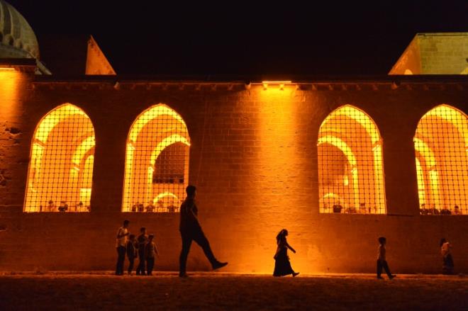 Valilik ile �l M�ft�l���n�n ortak y�r�tt��� �al��ma sonucunda 7 y�l �nce de vatanda�lar�n yo�un talebiyle medresede, teravih namaz� k�l�nmaya ba�land�.