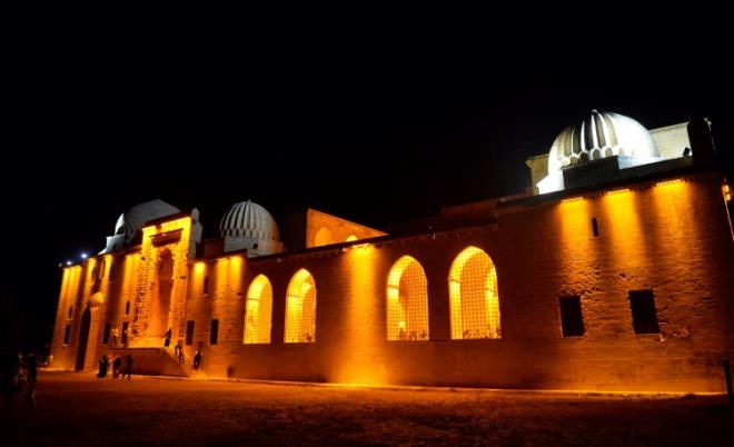 Mardin'in Artuklu il�esindeki tarihi Kas�miye Medresesinde hava s�cakl���n�n y�kseldi�i ramazan�n son g�nlerinde her ak�am vatanda�lar�n yo�un kat�l�m�yla a��k havada teravih namaz� k�l�n�yor.