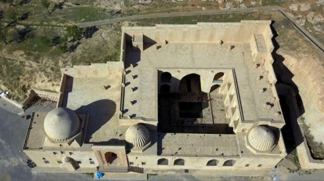 "Buras� a��k m�ze havas�nda. B�lgenin insan� burada namaz k�lmay� tercih ediyor. �o�u zaman yer kalm�yor. Hem kad�n hem erkek kalabal�k bir cemaatimiz var. Haf�z hocalar�m�z vaaz veriyor ve dini vecibeleri birebir yerine getiriyorlar." diyen Bulut, tarihi medresenin �zellikle ramazan ay�nda manevi bir g�revi �stlendi�ini belirtti.