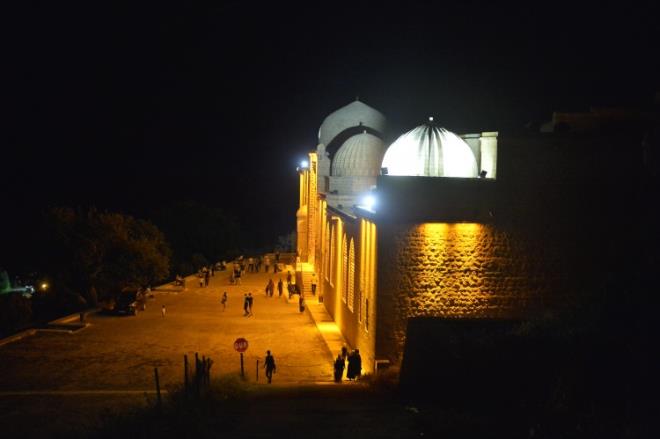 Medrese avlusunda 700 y�ll�k yazl�k mescitte ibadetlerini yerine getiren vatanda�lar, ramazan�n hava s�cakl�klar�n�n artt��� son g�nlerinde tarihi yap�yla i� i�e ibadet etmenin hazz�n� ya��yor.