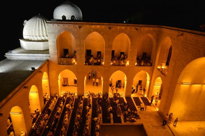 Bu tarihi �ehirde son 7 y�ld�r her f�rsatta medresede teravih ve cuma namazlar�n� eda ettiklerini kaydeden �a�lar, "Yazl�k bir mescitte huzurla teravih namazlar�n� k�l�yoruz. Allah bu imkanlar� sa�layanlardan raz� olsun." diye konu�tu.