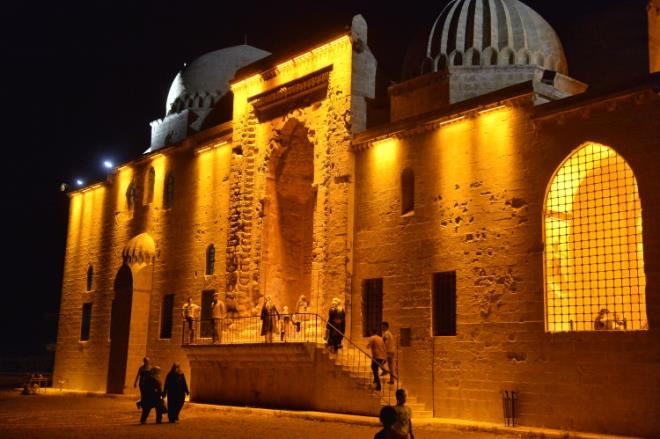 Teravih namaz�n� medrese k�lan Enes G�ne� de "Buran�n hem manevi atmosferi var hem de serin bir ortamda hu�u i�erisinde ibadetlerimizi ger�ekle�tiriyoruz. Bunu sa�layanlara �ok te�ekk�r ediyoruz." dedi.