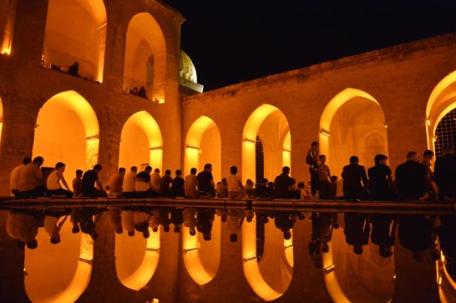 Bulut, "Mardin'de a��k havada namaz k�l�nacak cami yok. Tarihi ve �ok g�zel �e�mesi ve serin oldu�u i�in insanlar�n tercih etti�i yerlerin ba��nda geliyor. �nsanlar hu�u i�erisinde ibadetini yap�p mutlu olarak ��k�yorlar." �eklinde konu�tu.