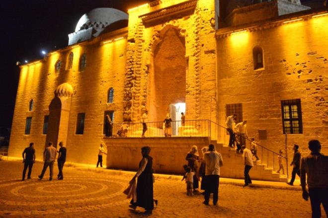 Kad�n ve �ocuklar�n da yo�un ilgi g�sterdi�i medresede, ramazan�n co�kusu, heyecan�, huzuru ve bereketi en g�zel �ekilde hissediliyor.