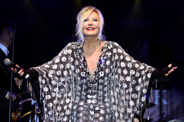 Henz 6 yanda..: te yandan mzikle olan ilikisinin ok kk yalarda baladn belirten Emel Sayn, ilk hatrladnn da henz alt yanda mzik dersinde syledii at olduunu belirtti.