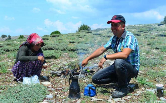 Uzun yolculuk s�ras�nda bir anne ke�inin do�umuna tan�kl�k eden Funda Kocab�y�k, bir s�re yeni do�an o�la�� kuca��nda ta��d�.