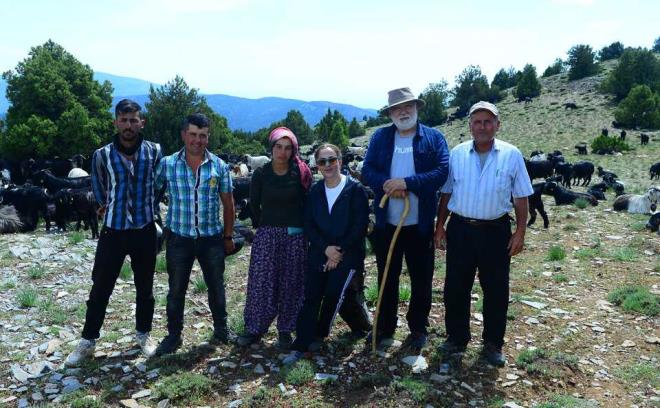 "Sivasl� il�esinden yola ��kt�k, Banaz il�esine kadar da�larda y�r�d�k. Karake�ili Y�r�kleri bizim k�lt�r�m�z�n en temel unsurlar�ndan. Osmanl� Padi�ah� Sultan Abdulhamit Han yak�n korumalar�n� Karake�ili Y�r�klerin'den se�erdi. Alman �mparatoru Wilhelm geldi�inde Abd�lhamit han imparator Wilhelm geldi�inde korumalar�n� g�stererek "bunlar benim kar�nda�lar�m' demi�tir. Mustafa Kemal Atat�rk ise bir s�z�nde 'Arkada�lar, gidip Toros Da�lar�'na bak�n�z, e�er orada bir tek Y�r�k �ad�r� g�r�rseniz ve o �ad�rda bir duman t�t�yorsa, �unu �ok iyi biliniz ki, bu d�nyada hi�bir g�� ve kuvvet asla bizi yenemez.' demi�tir. Y�r�klere, Y�r�k k�lt�r�ne sahip ��kmal�y�z, onlar bizim �z k�lt�r�m�z. Bak�n et sorununu ��zmek i�in �lkemizde k���kba� hayvanc�l��� desteklemeliyiz, y�r�kler binlerce k���kba� hayvana bakan insanlar."