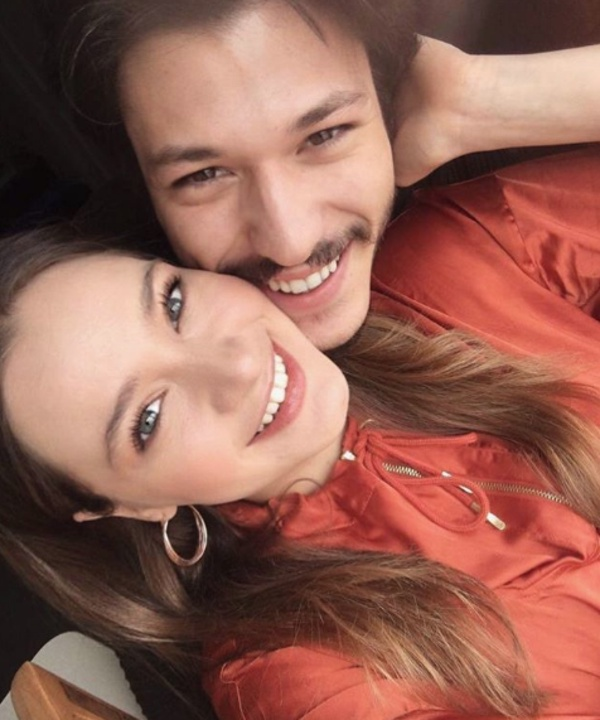 Kk yalardan itibaren dizilerde rol almaya balayan baarl oyuncu, ilk barol deneyimini Disney Channel Trkiye&#8217;de yaynlanan Zil alnca dizisinde yaamtr.      Ardndan 2007 ylnda Bez Bebek dizisinde rol almtr. 2009-2011 yllar arasnda &#8220;Papatyam&#8221; adl dizide 121 blm Metin Akpnar&#8217;n torunu &#8220;Gonca&#8221;y canlandrmtr. 2015'te Medcezir dizisindeki mark Beren Beylice karakteri ile tannd.