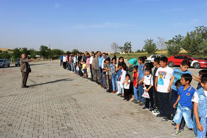 Torunlarnn bayramn kutlad Arslan, Cumhurbakan Recep Tayyip Erdoan&#8217;n bayramn kutlayarak, ocuklar ve 300 torununun lene kadar devletin yannda olduunu syledi.