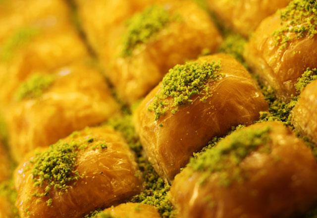 Bayramda yaptmz hatalardan biri de, ziyaretlerde ikram edilen tatllar ana n olarak dnmek. Ana n tatlyla geitirmek daha hzl ackmanza, daha fazla kalori ve eker tketmenize, bunun sonucunda da kilo almanza davetiye karyor. Hafif besinlerden oluan bir ana n yapmanz bayram ikramlarnda daha kontroll olmanza da yardmc olacaktr.