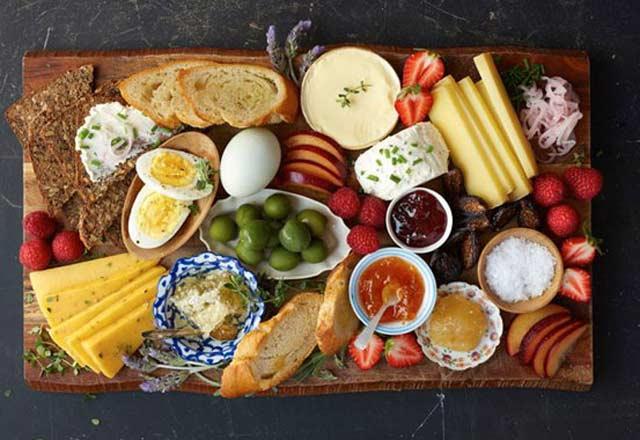 Sahurda az yemeye altmz ve kahvalt yapmay zlediimiz iin bayramda kendimizi birden zengin bir kahvalt sofrasnda bulabiliyoruz. Ancak salk problemleri yaamamak iin bayram sabahna peynir, zeytin, ev reeli, tam tahll ekmekler, yumurta ile s sebzelerin bulunduu salkl ve hafif bir kahvaltyla balamanz ok nemli.