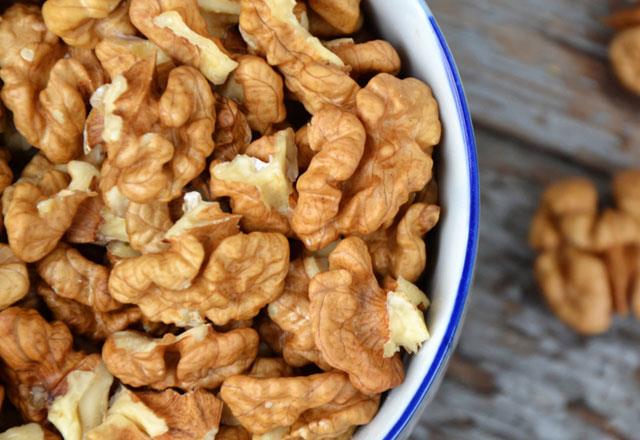 Bayram ziyaretlerinde tatl eilimini azaltmak iin mutlaka ara n yapn. rnein meyve ve doygunluk hissini daha fazla arttrmak amacyla yannda yal tohumlar (fndk, badem, ceviz, vb) tketebilirsiniz. Bu sayede ziyaretlere a gitmemi olur, tatl ve brek tketimlerinizi azaltabilirsiniz. Sindirim probleminiz yoksa domates, salatalk gibi sebzeleri ve kabuklu yenilebilen meyveleri kabuklu yemenizde fayda var. Bu sayede posa almnz da artm oluyor, besinler mideyi daha ge terk ettikleri iin daha uzun sre tok kalm oluyorsunuz.