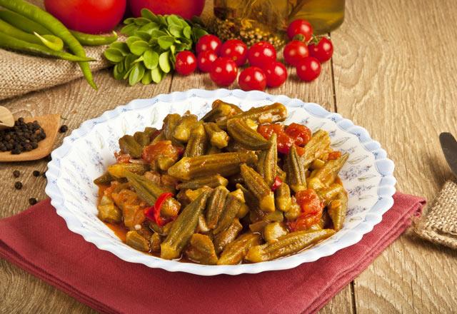 Bayramda ikram edilen tatllar tkettiimizde kan ekerimiz hzl ykselip yine hzl dt iin sanki hi bir ey tketmemi gibi tekrar ackyoruz. Beslenme ve Diyet Uzman Sla Bilgili Tokgz, bunun aksine posal besinlerin ise mideyi daha ge terk ettikleri iin bizi daha uzun sre tok tuttuklarn belirtti. Et yemeklerinin yanna spanak, bamya ve kabak gibi yksek lifli sebzelerden garnitr oluturabilirsiniz. Yourtlarnza semizotu ve dereotu ekleyerek posa almnz arttrabilirsiniz.