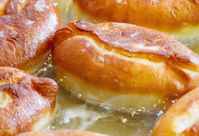 Baklavalar, piiler, kzartmalar&#8230; Her biri birbirinden lezzetli olsalar da, bu besinleri yerken bir kez daha dnn! nk ekerli, unlu ve yal besinler mide yanmasna, diyareye (ishal), kabzla, kan trigliserid dzeylerinde arta ve kilo almna sebep oluyor. Ayrca ierdikleri beyaz un kan ekerinde dengesizlikler yapabiliyor. Beslenme ve Diyet Uzman Sla Bilgili Tokgz salnz ve kilonuzu korumanz iin bayramda bu lden uzak durmanz gerektiini belirterek, &#8220;Bayram ziyaretlerindeki srarlar sizi yemeye tevik ederse bu tip besinleri dk porsiyonlarda tketmeye dikkat edin&#8221;