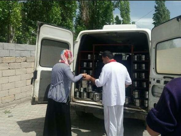 " Bizleri ayakta tutan ite bu birlik ve beraberlik ile bakalarn da mutluluumuza ortak ederek kardelii yayma duygusudur. Bilindii gibi dnlerimizde dn yemei kartlr. Bugn 16 bin kii, Mesut zil kardeime ve sevgili eine mr boyu mutlu olmalar iin dualarn gnderdi. Biz de Kzlay ailesi olarak kendilerine bir mr boyu mutluluklar diliyoruz." / ANADOLU AJANSI