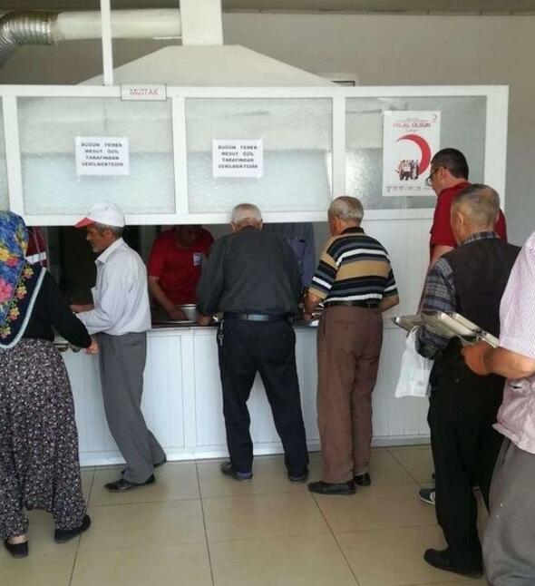 16 BN KYE YEMEK  Mesut zil, kurumun Trkiye'deki 14 farkl aevinden 14 bin, Suriye ve Trkiye'deki kamplarda kalan sava madurlarna da 2 bin olmak zere toplam 16 bin kiiye yemek verilmesi iin Trk Kzlay'a bata bulundu.