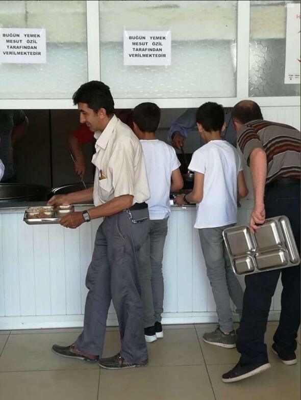 Trk Kzlay Genel Bakan Kerem Knk, Mesut zil'in rnek bir davranta bulunduunu belirterek, unlar syledi:    "Mesut zil kardeimizi bu rnek davrantan dolay kutluyorum. Kzlay'a yapt bala 16 bin ihtiya sahibi iin yemek kardk ve kendisinin ikram olarak datmn gerekletirdik."