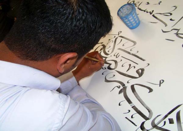 Irak'�n Necef kentinde 4 hattattan olu�an ekip, g�nde 15 saat �al��arak d�nyan�n en uzun Kur'an-� Kerim'ini bitirmek i�in zamanla yar���yor. Guinness rekorlar kitab�na girmeyi ama�layan ekibi, Irak K�lt�r Bakanl���'na ba�l� El Yazmas� Dok�mantasyon ve Yay�n Komitesi denetliyor.