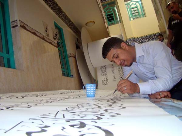 Hattat H�seyin el-Harsan, s�z konusu Kur'an'�n 5,5 metre uzunlu�unda ve 1 metre geni�li�inde olaca��n� belirterek, �al��mada 13 bin metre uzunlu�unda toplam 9 ton ka��t kullan�laca��n� ifade etti.Harsan, yazma ve s�sleme gibi de�i�ik g�revleri kendi aralar�nda payla�an ekibin proje �zerinde bir y�ldan bu yana �al��t���n� ve �u ana kadar ��te birini tamamlad�klar�n� s�yledi.