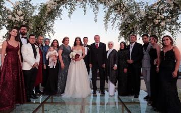 Cumhurbakan Recep Tayyip Erdoan, dnyaca nl futbolcu Mesut zil ile Trkiye gzeli Amine Gle'nin dn trenine katlarak nikah ahitlii yapt.