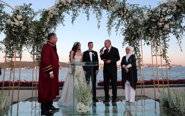 Futbolcu Mesut zil, Trkiye Gzeli Amine Gle ile Beikta'taki Four Seasons Hotel'de dnyaevine girdi.