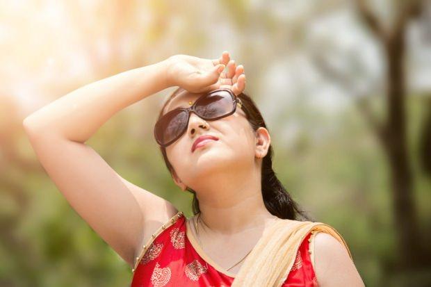 TE GNE ARPMASINA KARI ALINMASI GEREKEN NLEMLER    - Scak havalarda beyaz renkli ve  pamuklu ince kyafetler giymeyi tercih ediniz.    - Gne nlarnn dnyaya dik geldii 11.00 -14.00 saatleri arasnda dar kmamaya zen gsteriniz. Ancak darya karsanz da apka, emsiye ve gne gzl kullannz.    - Su tketimini artrn. Fakat ok souk su tketmeyiniz. nk scak havalarda grip enfeksiyonlar riski artar.    - Fiziksel aktivitesi ok olan ilerden uzak durun ya da akam saatlerinde yapnz.    - Scakln fazla olduu saatlerde yal-karbonhidratl yiyeceklerden ve asitli ieceklerden uzak durunuz.    - Sk sk lk du alp i amarlarnz deitiriniz.    - Scakln fazla olduu zamanlarda sv oran yksek meyve ve sebze tketmenizde fayda var.