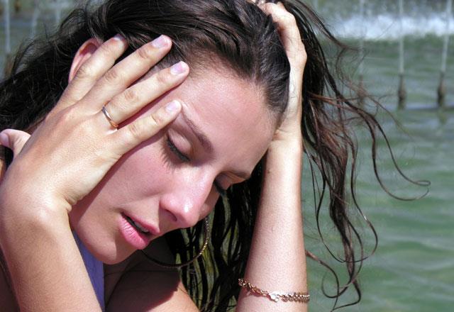 GNE ARPMASINA KARI YAPILAN LK YARDIM    Gne arpmas durumunda yaplmas gereken ilk mdahale souk su kompers uygulamasdr. Bilinci ak hastaya ekerli ya da tuzlu su verilebilir. Kramp yaanmamas iin buz torbalaryla kol ve bacaklara masaj yaplmaldr. Hastann ensesine souk su dklp ayn zamanda nane koklatlmas hem ferahlamasna hem de rahatlamasna yardmc olur.