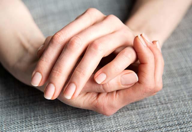 Trnaklarnz krlyorsa gnde bir salatalk mutlaka yiyin! Salataln ierisinde bulunan silika ve slfr maddeleri trnaklarnzn krlmasna engel olur ayn zamanda da hem trnaklarnzn hem de salarnzn salkl uzamasn ve parlak bir grnme kavumasn salar.