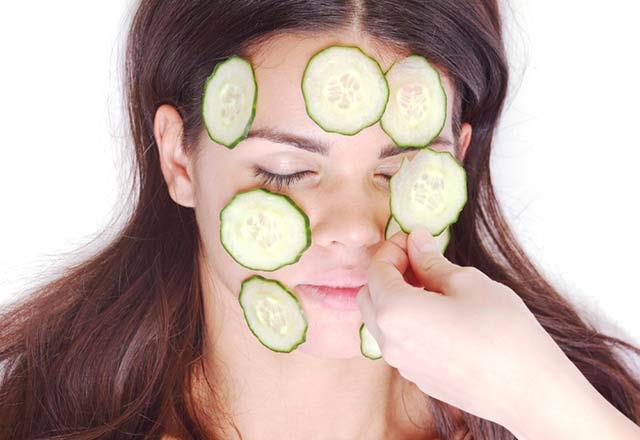 Salataln ieriinde bulunan vitaminler ve antioksidanlar ciltteki ilikleri indirir, iltihap ve tahrii gidermeye yardmc olur. Salatal tketmenin dnda direkt olarak cildinize de uygulayabilirsiniz. zellikle gzalt morluklarnzdan ve torbalarnzdan ikyetiyseniz salatal dilimleyerek gznzn zerine yerletirebilirsiniz.