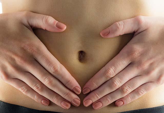 Sindirimi dzenler ve idrar sktrr  <br>  Su ve lif sayesinde salkl sindirim ve gdalarn hazmedilmesinde rahatlk salayan salatalk, zellikle refl problemi olan kiilerin tketmesi gereken bir besindir. Reflnn en iyi yattrcs olan su salataln znde yksek miktarda bulunduu iin refl probleminize iyi gelir.