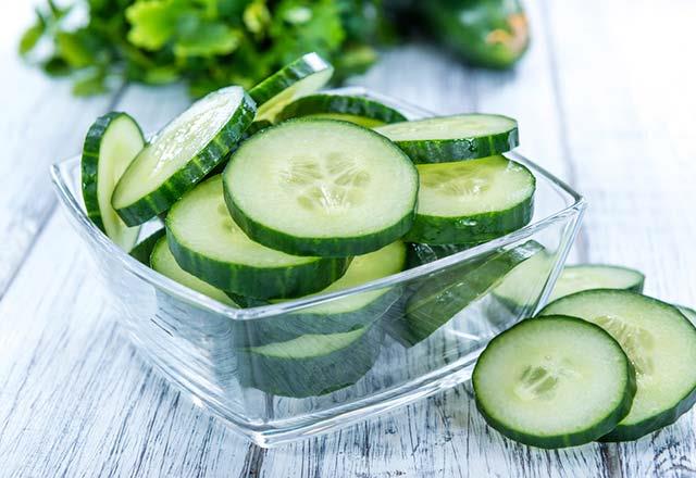 Salatalk; yksek oranda magnezyum, potasyum ve silikon iermesi sebebiyle tam bir cilt dostudur. Bu sebepten hemen hemen her cilt bakm rnlerinin ierisinde salatalk z vardr. Ayn zamanda gne yanklar tedavisinde de cildinize salatalk uygulayabilirsiniz.