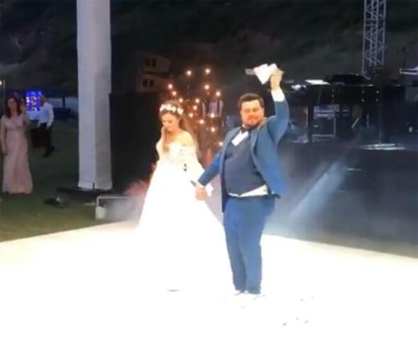 Kr dn konseptine uygun bir kostm tercih eden Eser Yenenenler, Musa akmak imzal mavi renkli smokin giyinirken, Berfu Yldz ise, Akay Birdal imzal zel dikim gelinlik tercih etti. Dne zel 2 gelinlik diktiren Berfu Yldz, trenin ilerleyen saatlerde ikinci gelinliini giydi.