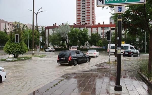 "Mahsur kalan taksiciyi vatandalar kurtard"  <br>  Etimesgut'ta bulunan bir parkn nnde saanak yamurdan dolay oluan su birikintisinde yolcusuyla mahsur kalan bir taksici evredeki vatandalarn ura sonucunda kurtarld.