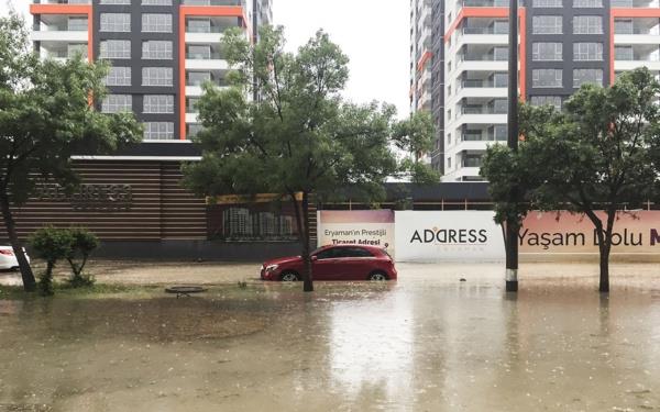 ANKARA'da saanak yamur yaam olumsuz etkilerken, ara srcleri otomobillerin ierisinde mahsur kald.