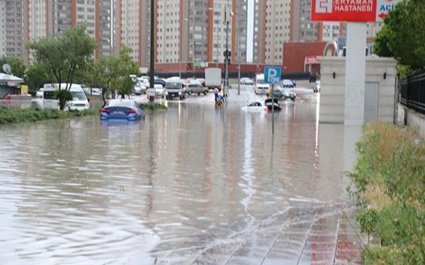 Bayram tatili dn ileye dnd<br>    Ayrca, 9 gnlk Ramazan Bayram tatilinin dnnde vatandalar saanak yamurdan dolay durma noktasna gelen trafikte maduriyet yaad.