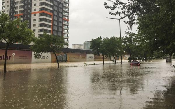 Meteoroloji Genel Mdrlnn, yapt saanak yamur uyars sonrasnda, Bakent saanak yamura teslim oldu.