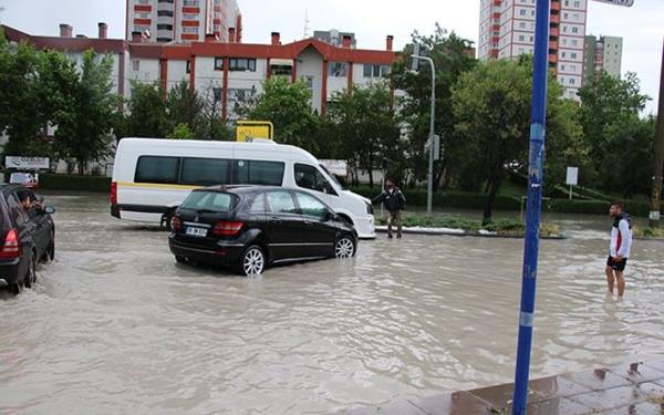 Yaanan saanak yamur sonrasnda vatandalar, yolda kalan aralarn ierisinde mahsur kalan bir vatandan olup olmad tek tek kontrol etti.