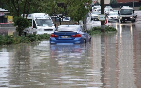 te yandan, mahsur kalan aralara yardm eden vatandalarn yan sra, cep telefonuyla bu anlar kaydetmeye alan evredeki vatandalar da dikkat ekti.
