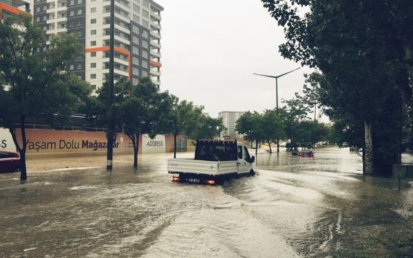 Bata, Yenimahalle, Etimesgut ve Sincan ileleri olmak zere birok blgede ana yollar su altnda kalrken, yaam durma noktasna geldi.