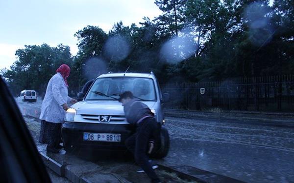Saanak yaa hazrlksz olarak yakalanan vatandalar yamurdan dolay madur olurken, otomobil ierisinde mahsur kalan vatandalar da itfaiye erleri ve sokakta bulunan duyarl vatandalar sayesinde kurtarld.
