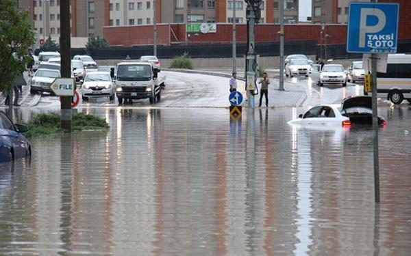Birden bastran ve Ankarallar hazrlksz yakalayan saanak yamur, baz ilelerdeki evlerde, i yerlerinde ve otomobillerde byk apl maddi hasar oluturdu.