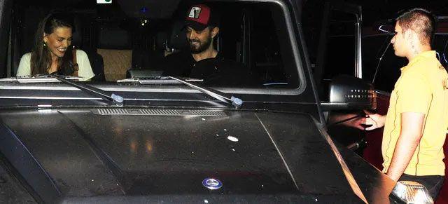 Gazetecilerin yannda 200 lira verdi  <br>  Lks aralarnan binen ift aralarn teslim eden vale alanna 200 lira vererek alveri merkezinden ayrld. Sonrasnda yaananlar ise aknlk verici.