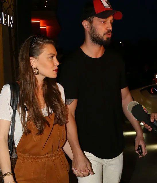 Muhabirlerin, &#8220;Set ortamn zlediniz mi?&#8221; sorusuna Enver glerek, &#8220;Gzel bir ortammz vard ama akas zlemedim. ok youn altk onun iin u an dinlenmek istiyorum" ifadelerini kulland.