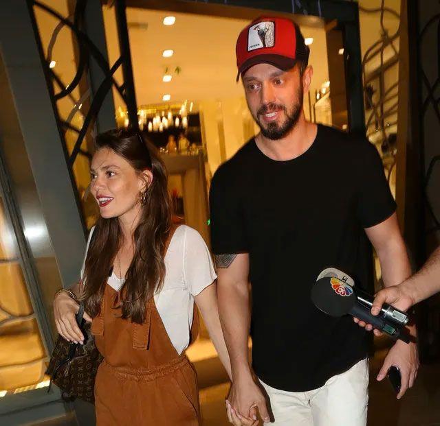 Minik bir tatil yaptklarn belirten ift, "Her ey gzel gidiyor, gzel bir tatil yaptk. Eser&#8217;in dn iin buraya geldik ve alveri yaptk" dedi.