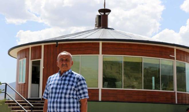  ayda tamamlanan evi stanbul'da yaptn ve paralar halinde kye tadn ifade eden Peker; "Bahelerimizin birbirinden kopuk olmas nedeniyle arazimin en yksek noktasna bir keyif evi, alma evi dndm. Dnd zaman btn baheleri grme olanam var. Evim 360 derecelik dnn yaklak bir saatte tamamlyor. erisinde, bir dinlenme odas ve oturma odas var. Ziyarete gelenler nce evin dndn grnce aryorlar ama byk keyif alyorlar" diye konutu.