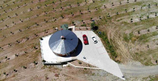 Ceviz reticilii de yapan Peker, arazilerini izlemek iin ilgin bir yola bavurdu. Yllarca urat mekanik ve metal sektrndeki ustaln konuturan Yavuz Peker, arazilerini gren tepeye, 360 derece dnen bir ev ina etmek iin stanbul'daki atlyesinde proje yapt. Tek bilye zerinde ve elektrik motoru sayesinde ayarlanan hzda dnn tamamlayan 70 ton arlndaki ev 300 bin TL'ye mal oldu. erisinde mutfa, misafir odas ve minesi bulunan evi paralar halinde kamyonlarla doup byd kye getiren Peker, ksa srede tepeye montesini de tamamlad.